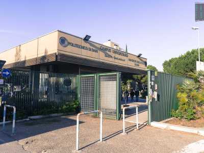 � Agraria a dare vita alla �cittadella� del Campus Universitario di Bari, fondato nel 1951 nel rione San Pasquale, tra via Celso Ulpiani, via Re David, via Amendola e via Orabona. La facolt� per�, prima di trovare la sua stabilit�, ha dovuto affrontare parecchi traslochi